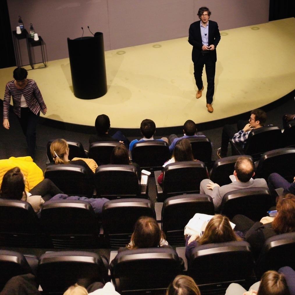Estrade de la Banque Pictet avec personnes témoignant