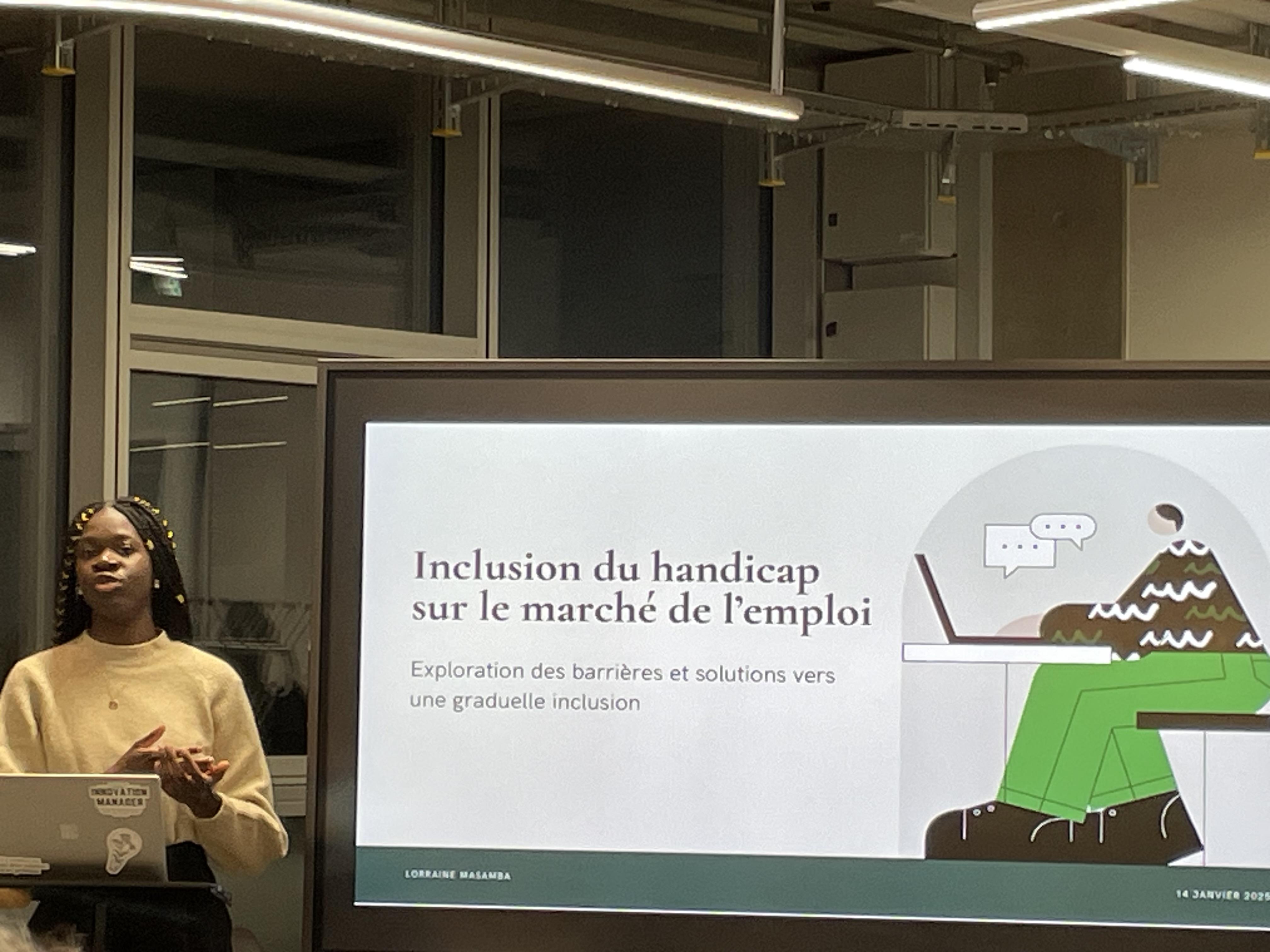Lorraine Masamba présente son étude sur l'inclusion de personnes en mobilité réduite