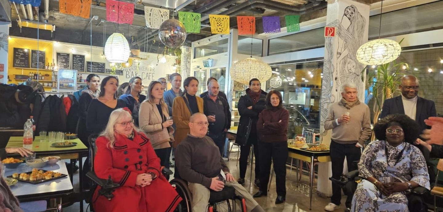 Personnes écoutant la présentation des DuoDay