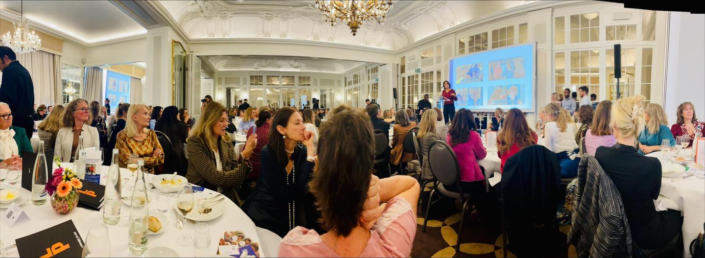 Salle avec envrion 300 femmes écoutant les témoignages