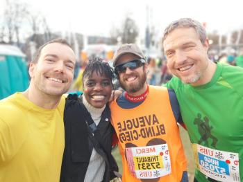 Groupe de participants souriant à la caméra
