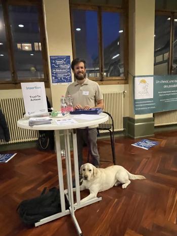 Thibaut Trancart et son chien guide en témoignant