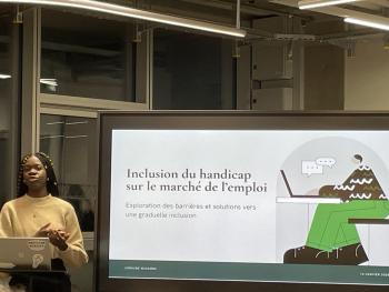 Lorraine Masamba présente son étude sur l'inclusion de personnes en mobilité réduite