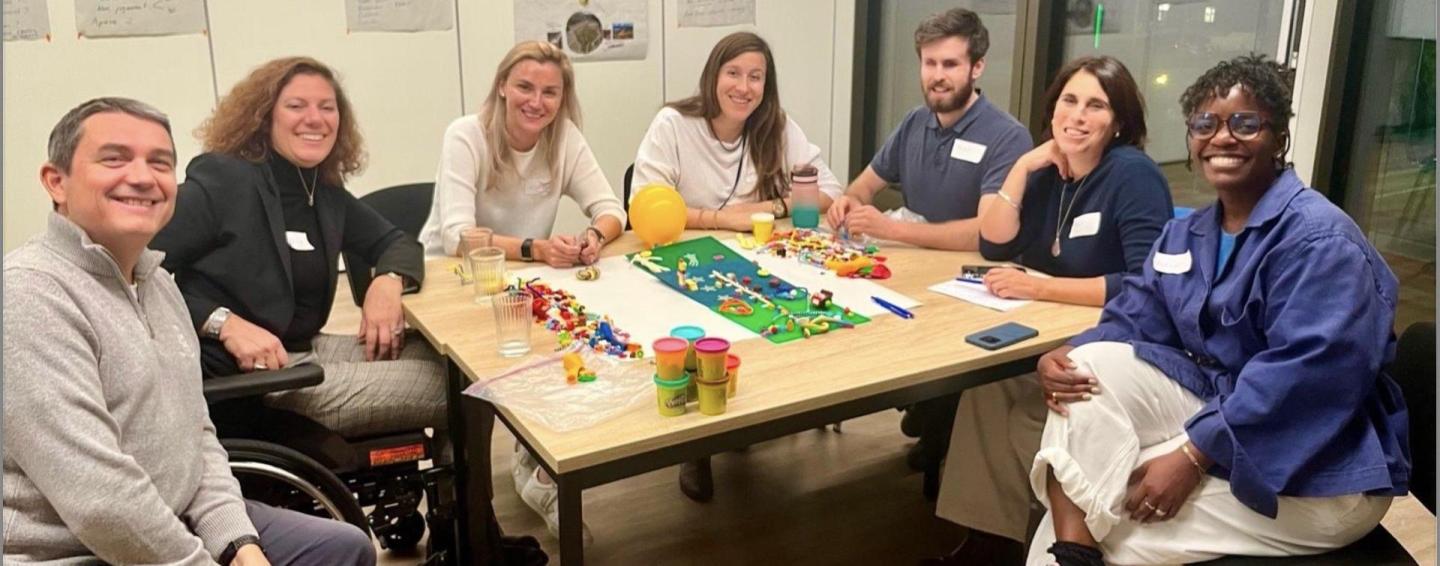 Mentors autour d'une table de travail souriant