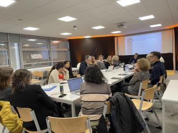 Personnes autour d'une table en discussion