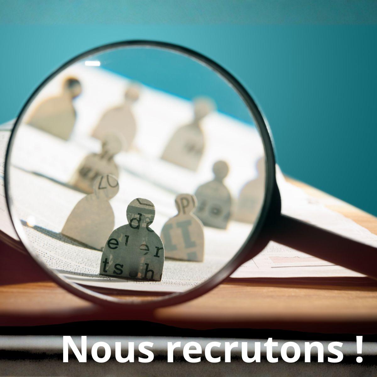 Une loupe encadre des bonhommes en papier avec le texte :"Nous recrutons!"