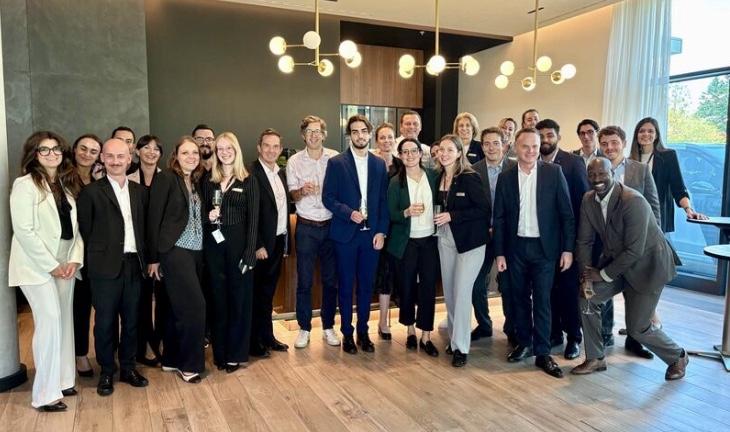 Collègues de travail entourant Jonathan lors de son pot de départ