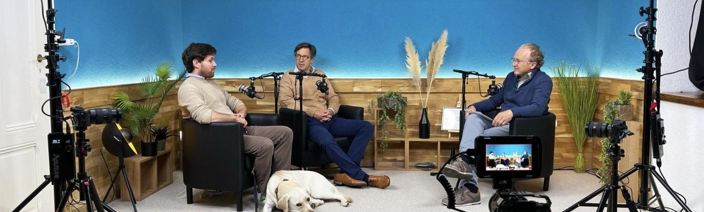 Thibault et Amaury enregistrent le podcast dans les studios de Brainworking avec François Keller